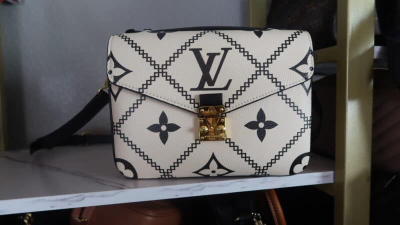 LV POCHETTE METIS BLACK CREAM